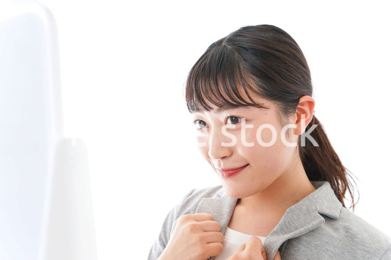 身だしなみを整えるビジネスウーマン