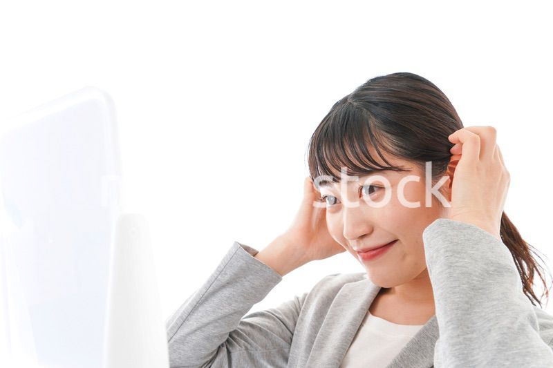 ヘアスタイルを整えるビジネスウーマン