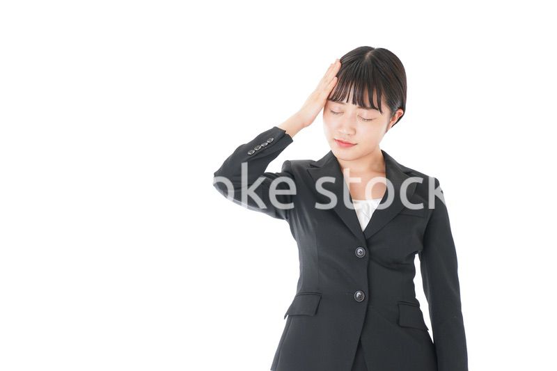 頭痛に苦しむ若いビジネスウーマン
