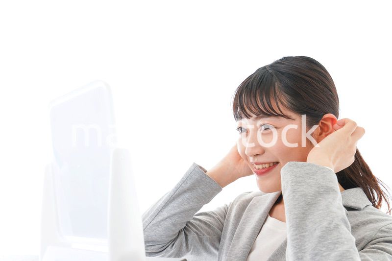 身だしなみを整えるビジネスウーマン