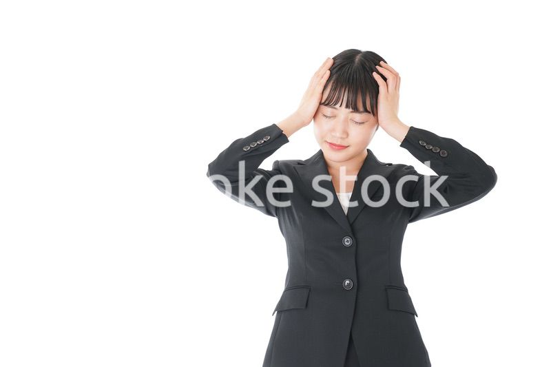 頭痛に苦しむ若いビジネスウーマン