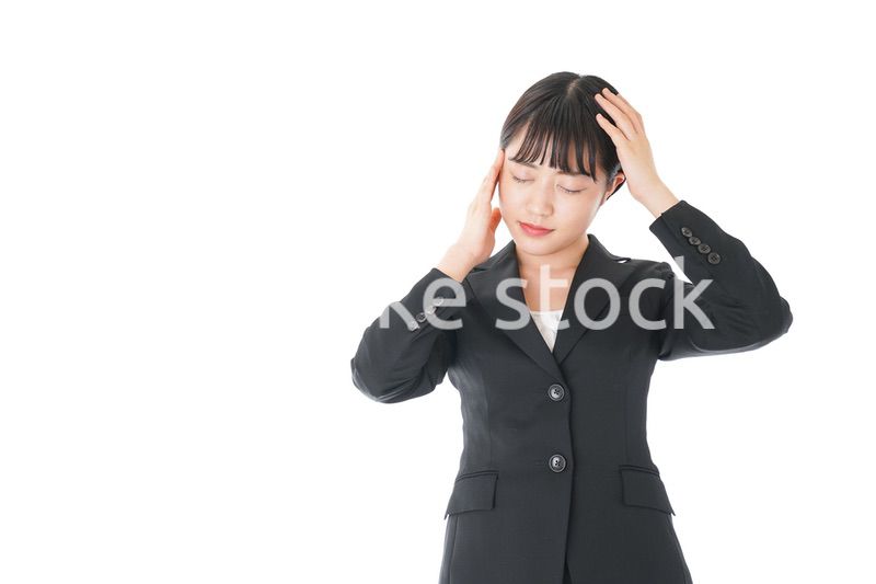 頭痛に苦しむ若いビジネスウーマン