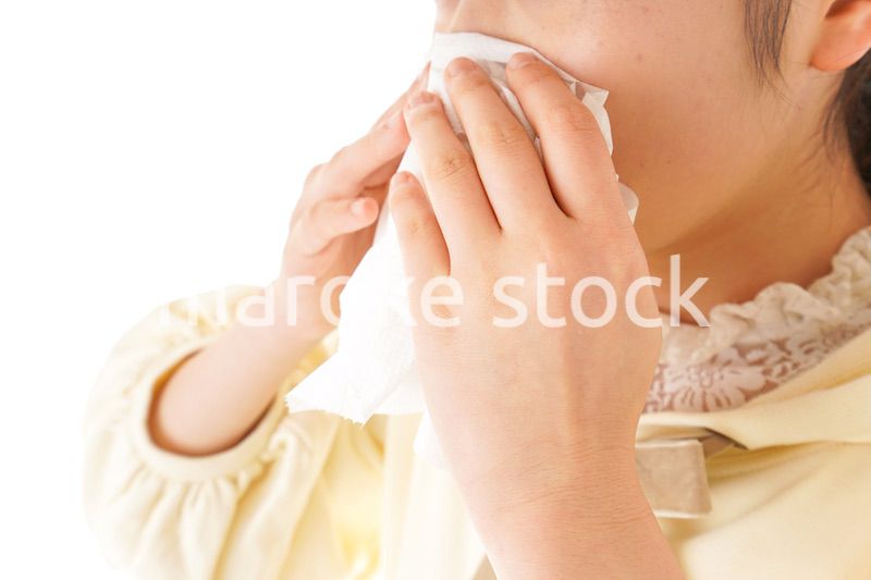 花粉症・アレルギーで苦しむ若い女性