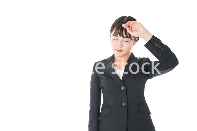 頭痛に苦しむ若いビジネスウーマン