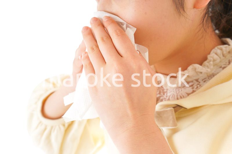 花粉症・アレルギーで苦しむ若い女性
