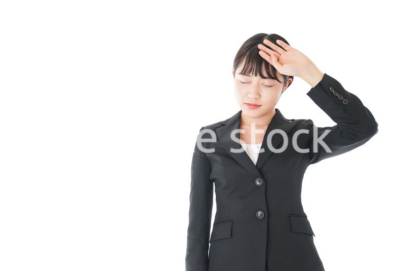 頭痛に苦しむ若いビジネスウーマン