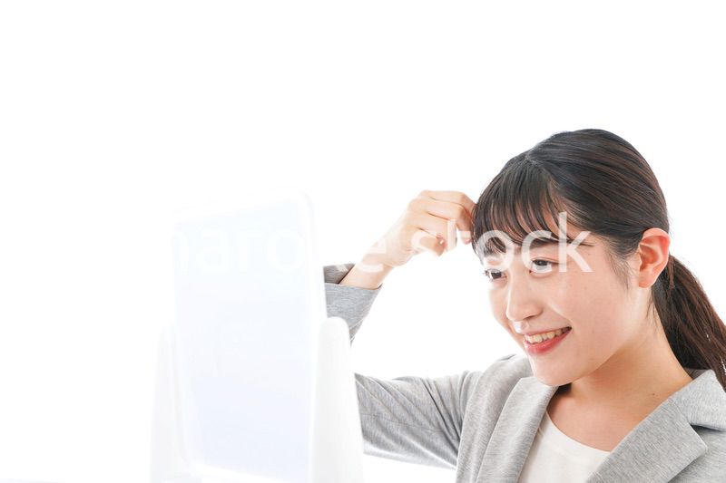 ヘアスタイルを整えるビジネスウーマン