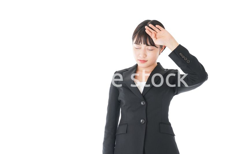 頭痛に苦しむ若いビジネスウーマン