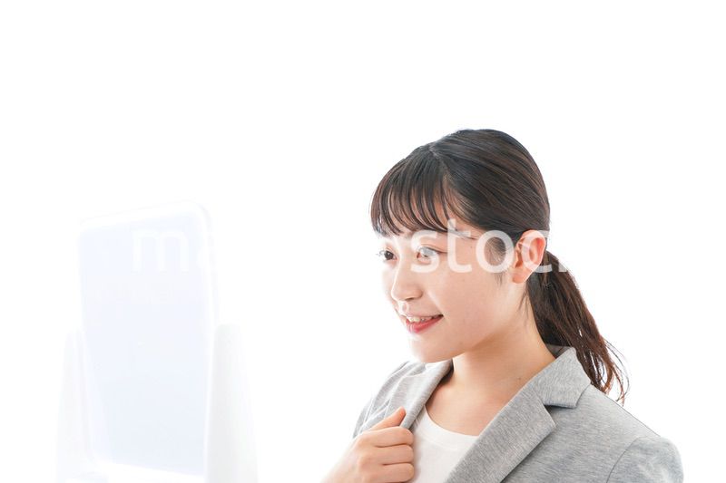 身だしなみを整えるビジネスウーマン