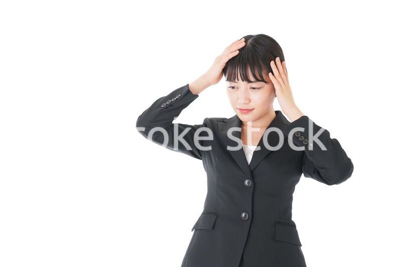 頭痛に苦しむ若いビジネスウーマン