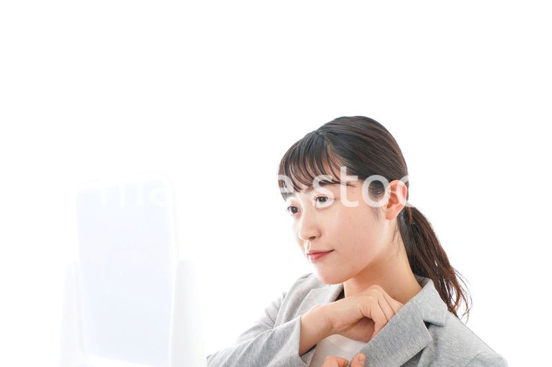 身だしなみを整えるビジネスウーマン