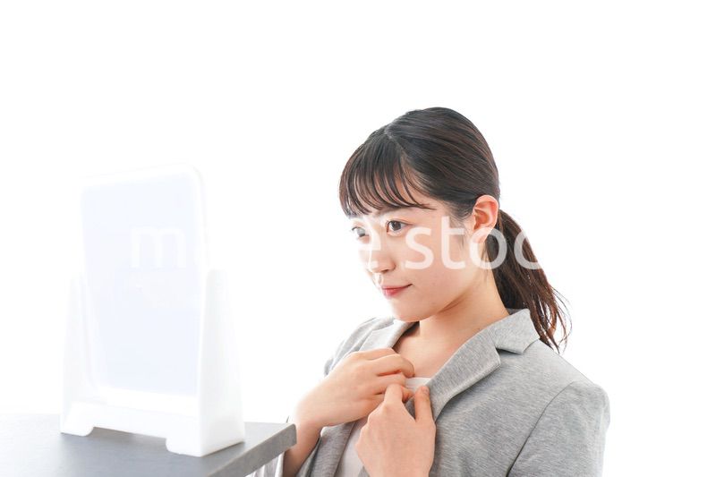 身だしなみを整えるビジネスウーマン