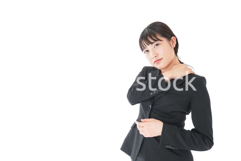 肩こり・腰痛に苦しむ若いビジネスウーマン