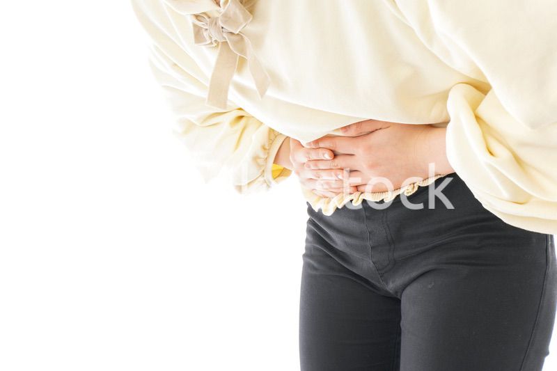 腹痛に苦しむ若い女性