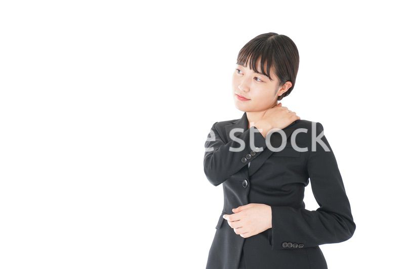 肩こり・腰痛に苦しむ若いビジネスウーマン