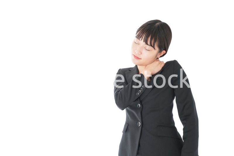 肩こり・腰痛に苦しむ若いビジネスウーマン