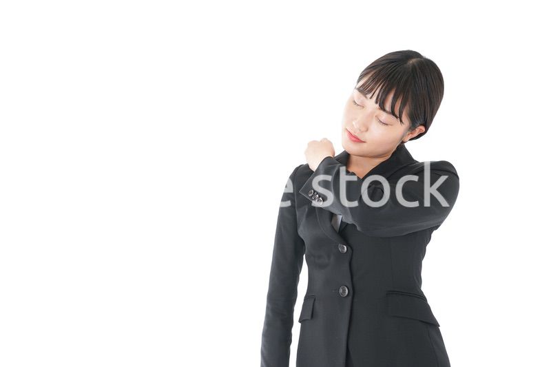 肩こり・腰痛に苦しむ若いビジネスウーマン