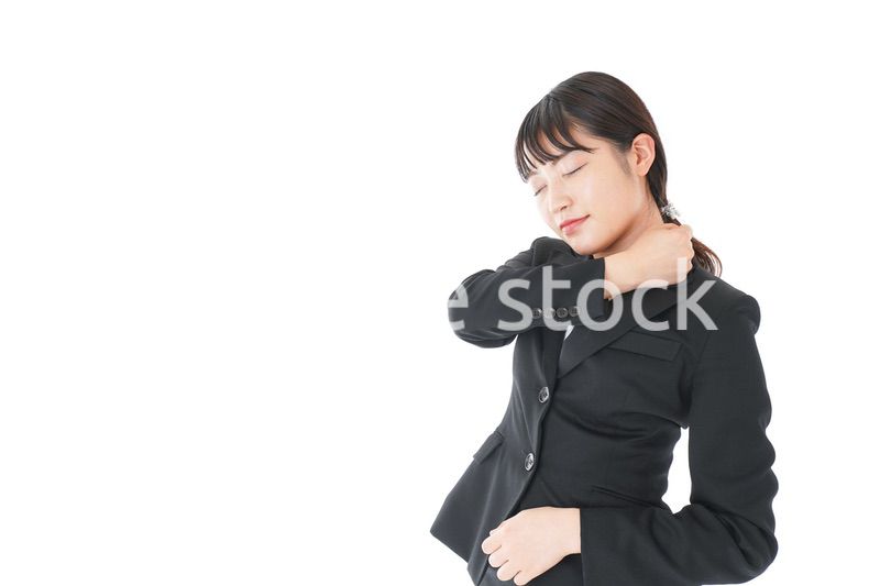 肩こり・腰痛に苦しむ若いビジネスウーマン