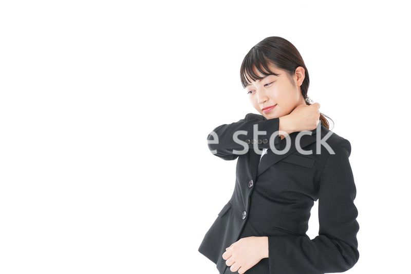 肩こり・腰痛に苦しむ若いビジネスウーマン