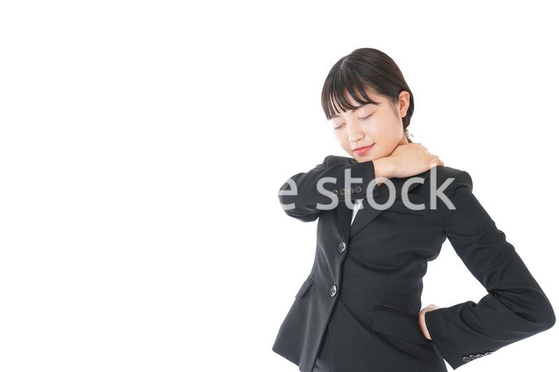 肩こり・腰痛に苦しむ若いビジネスウーマン