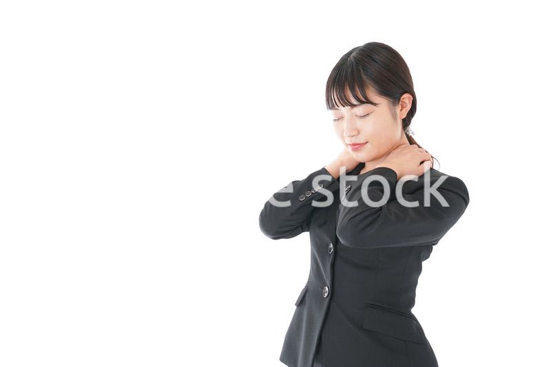 肩こり・腰痛に苦しむ若いビジネスウーマン