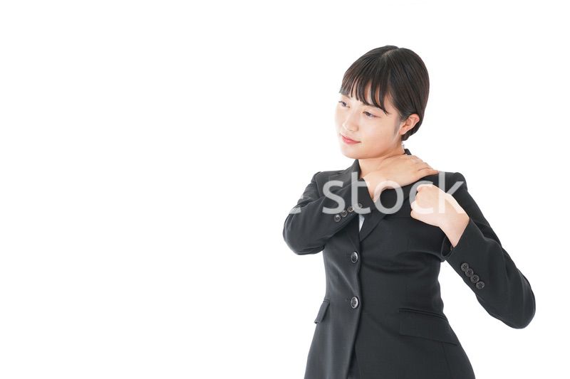 肩こり・腰痛に苦しむ若いビジネスウーマン