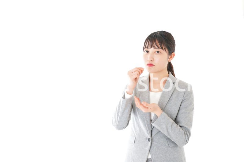 体調不良で苦しむ若いキャリアウーマン