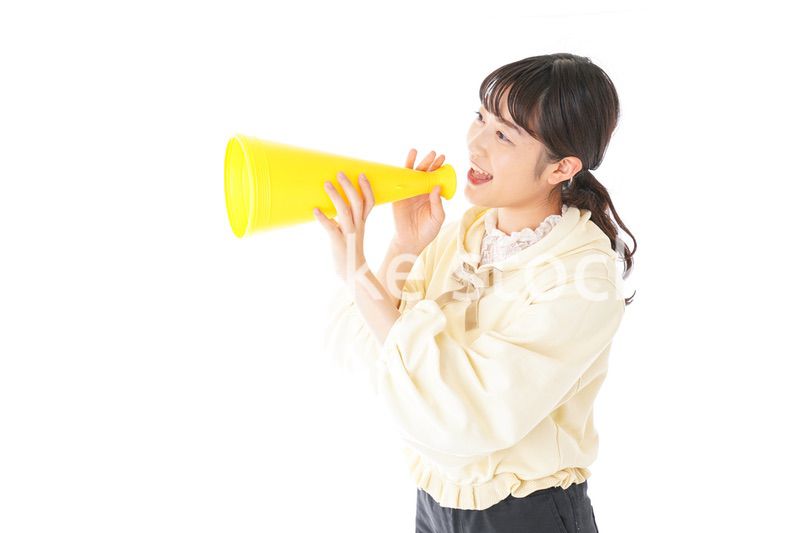 応援をする若い女性