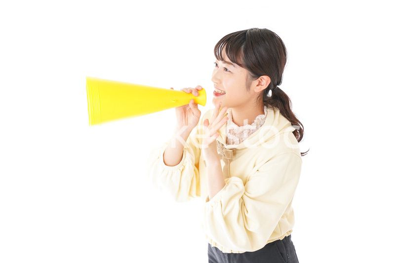 応援をする若い女性