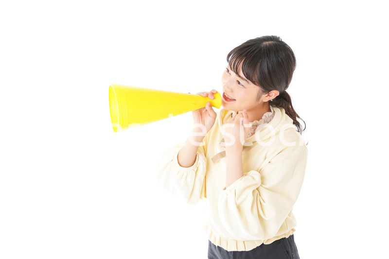 応援をする若い女性