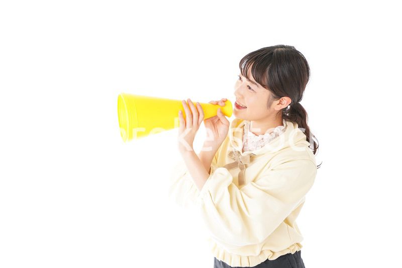 応援をする若い女性