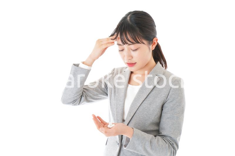 体調不良で苦しむ若いキャリアウーマン