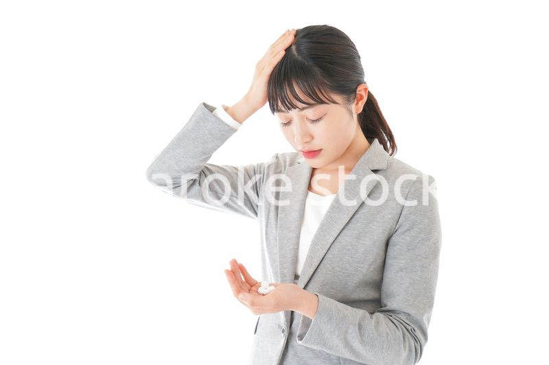 体調不良で苦しむ若いキャリアウーマン