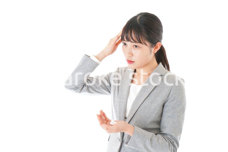 体調不良で苦しむ若いキャリアウーマン