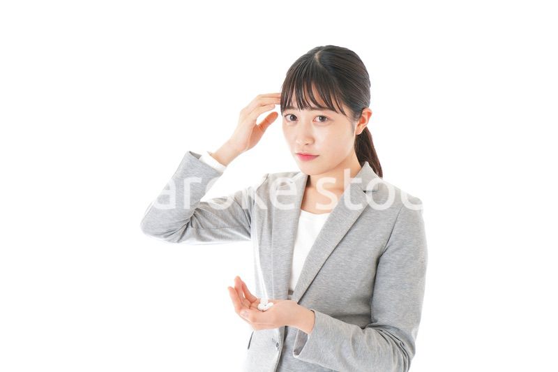 体調不良で苦しむ若いキャリアウーマン