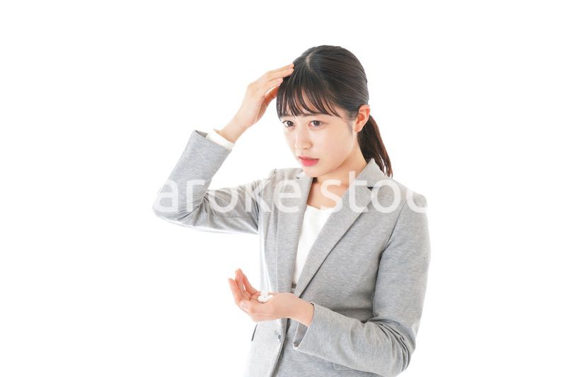 体調不良で苦しむ若いキャリアウーマン