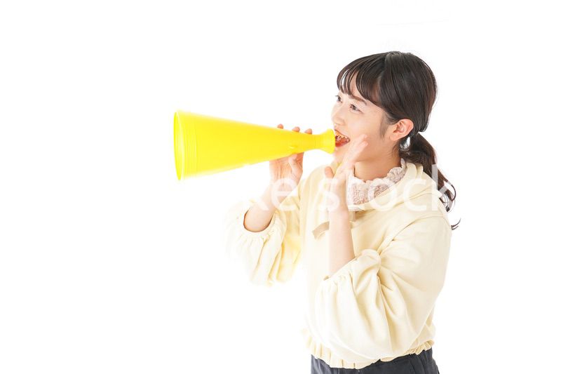 応援をする若い女性