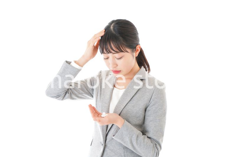 体調不良で苦しむ若いキャリアウーマン