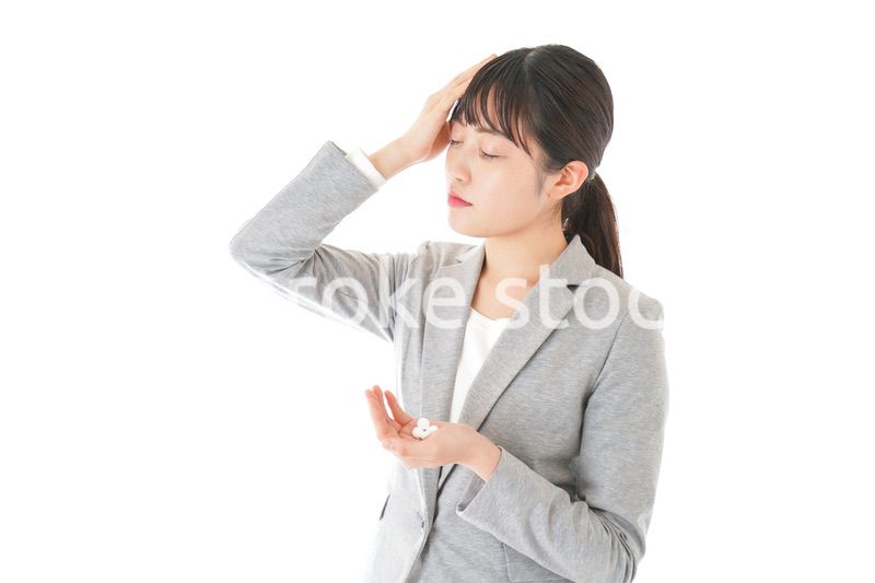 体調不良で苦しむ若いキャリアウーマン