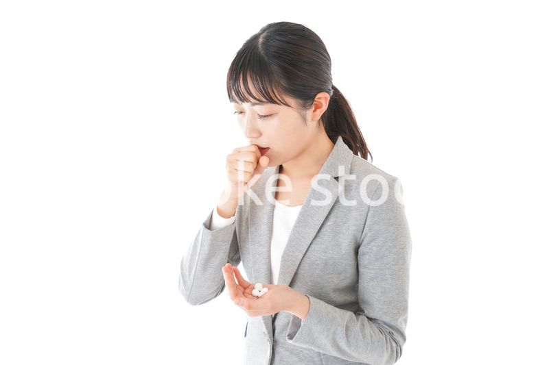 体調不良で苦しむ若いキャリアウーマン