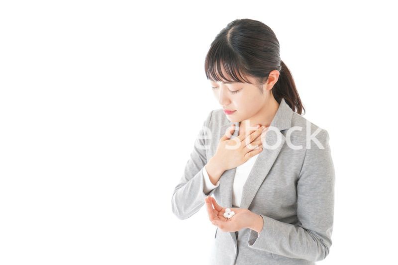 体調不良で苦しむ若いキャリアウーマン