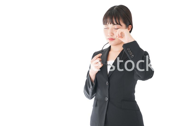 ドライアイに苦しむ若いビジネスウーマン