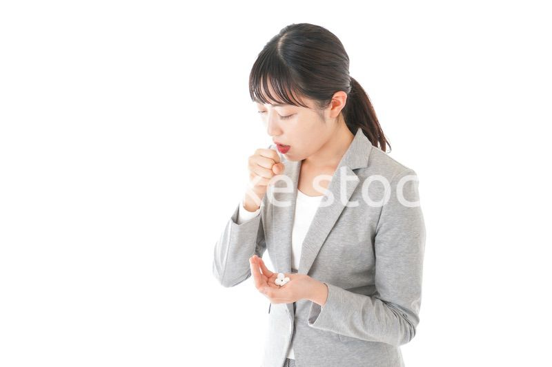 体調不良で苦しむ若いキャリアウーマン