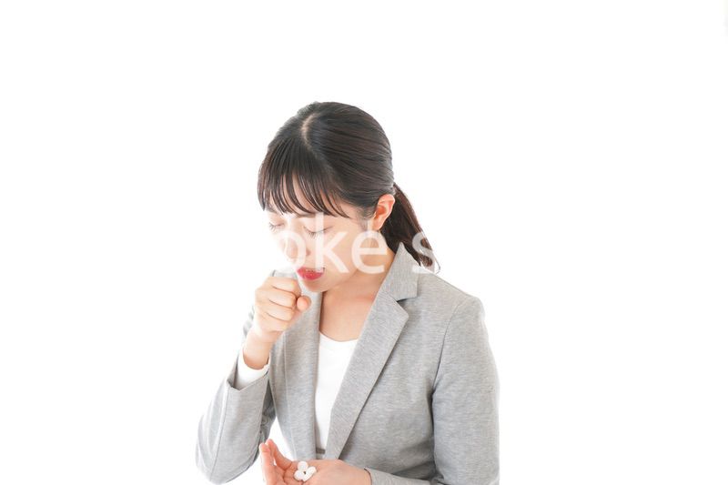 体調不良で苦しむ若いキャリアウーマン