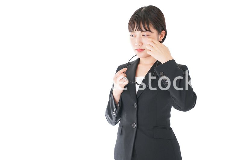 ドライアイに苦しむ若いビジネスウーマン