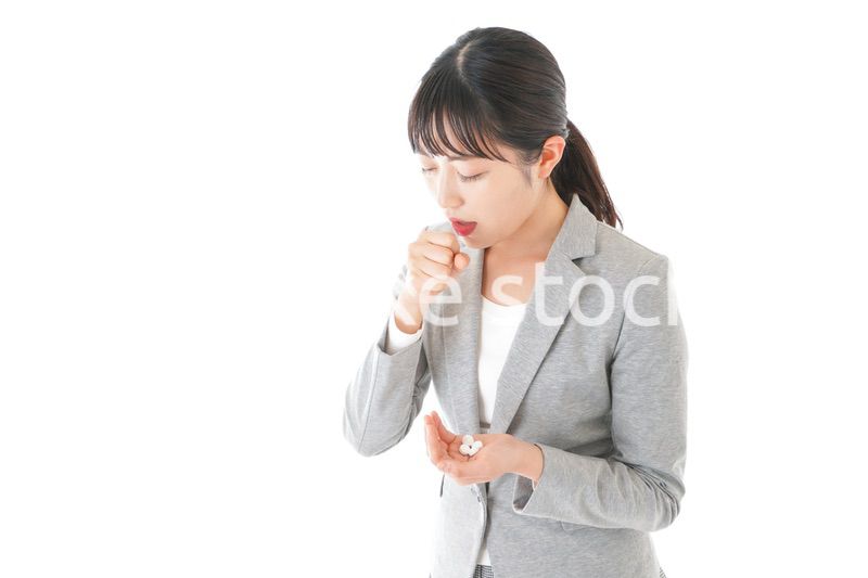 体調不良で苦しむ若いキャリアウーマン