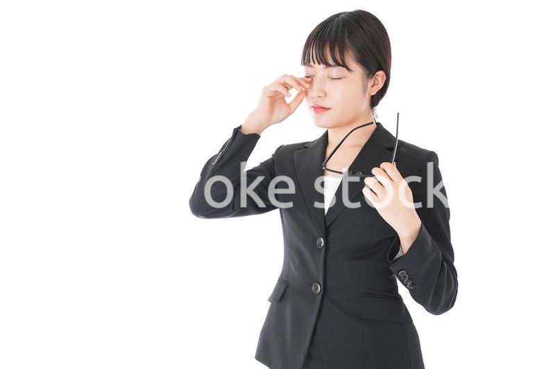 ドライアイに苦しむ若いビジネスウーマン