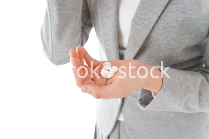 体調不良で苦しむ若いキャリアウーマン