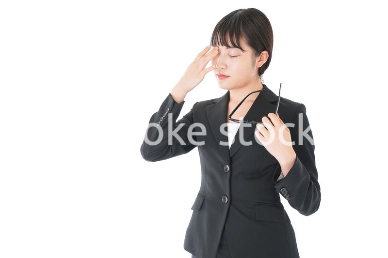 ドライアイに苦しむ若いビジネスウーマン