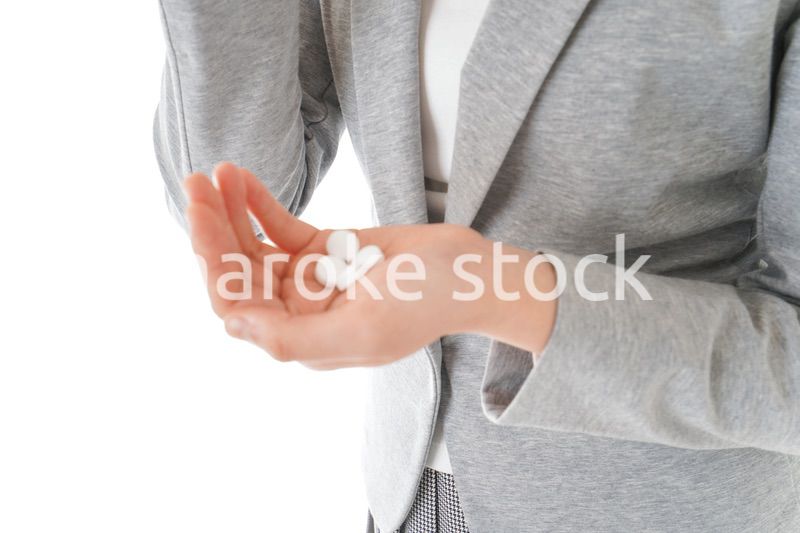 体調不良で苦しむ若いキャリアウーマン